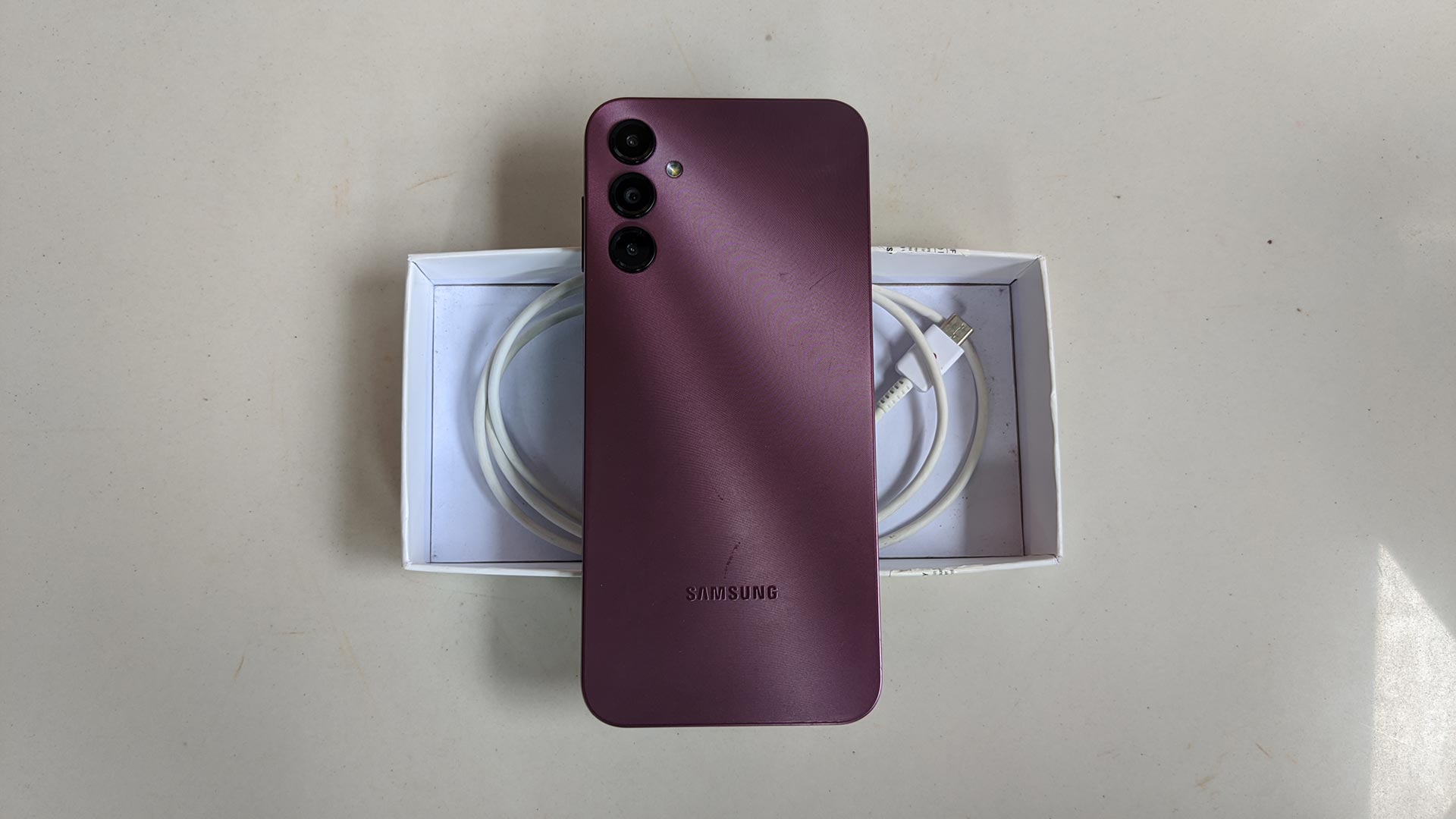 photo of accessories included inside samsung galaxy a14's box